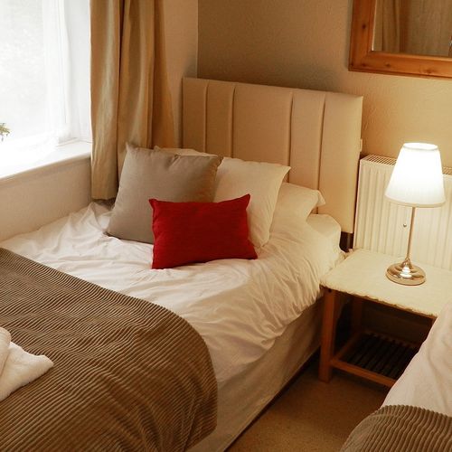 New Barn Lane, 3 bedroom bungalow Cheltenham racecourse, 6 single beds !