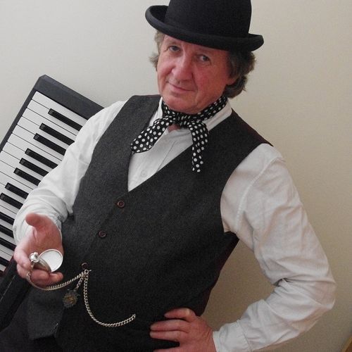 COCKNEY STYLE PIANIST ENTERTAINER