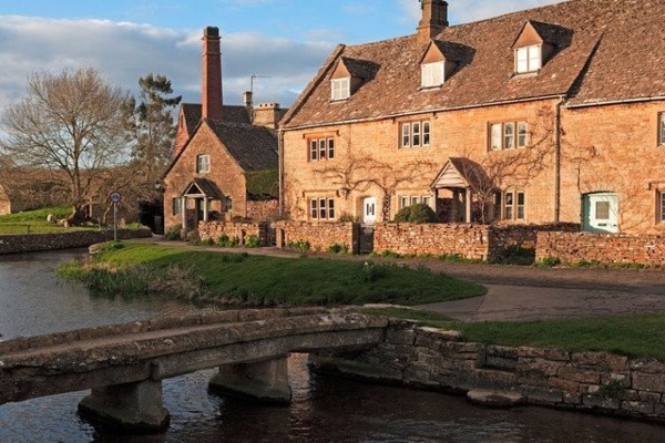 Taxis Bourton on the water, Taxis stow on the wold, Taxis in the costswolds