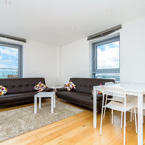 MERIDIAN PLAZA CARDIFF CITY CENTRE ONE BEDROOM FURNISHED APARTMENT WITH BALCONY