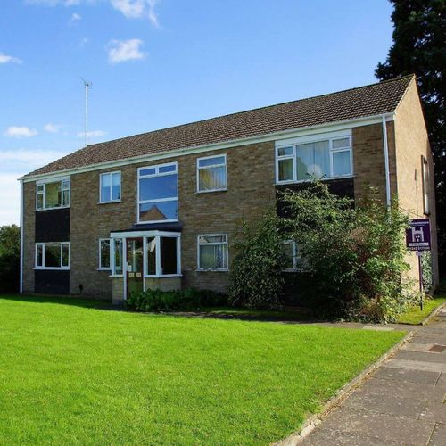 Lansdown Castle Drive ground floor apartment For 3 Nr cheltenham Railway Station