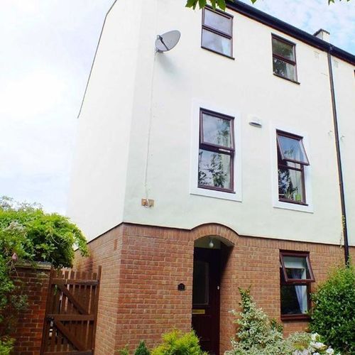 Cleevelands Drive 4 bedrooms, 3 bathrooms by the racecourse roundabout in Cheltenham!