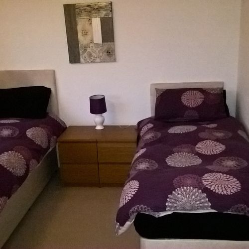 Walk to The Railway Station,Lansdown Castle Drive 2 bedroom Apartment For 3