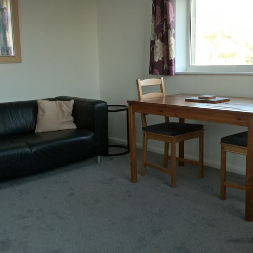 Walk to The Railway Station,Lansdown Castle Drive 2 bedroom Apartment For 3