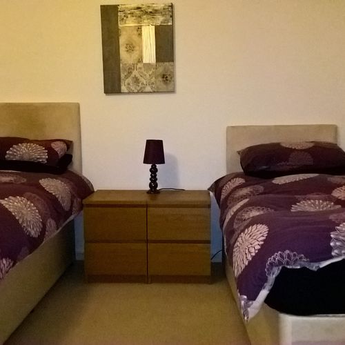 Walk to The Railway Station,Lansdown Castle Drive 2 bedroom Apartment For 3