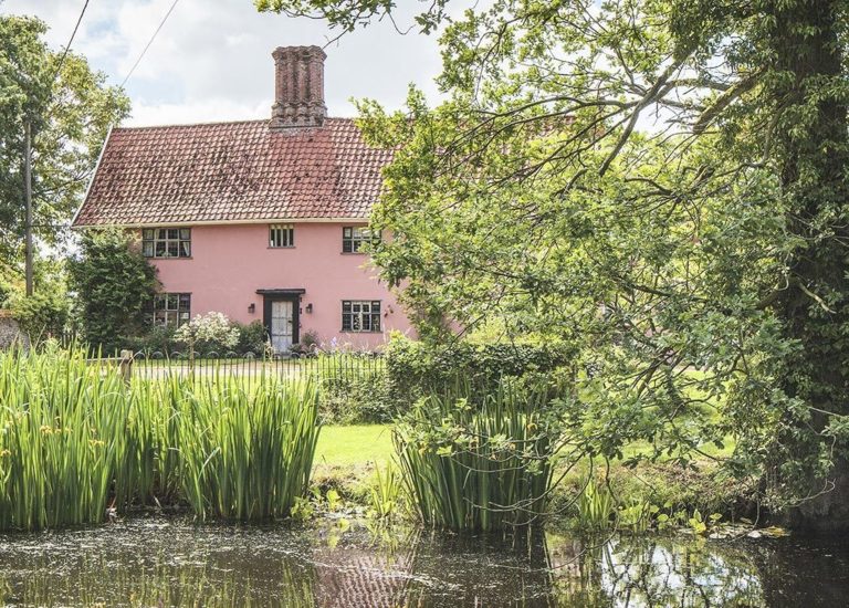 Country cottage on the Suffolk Norfolk border sleeping up to 10 that is dog friendly