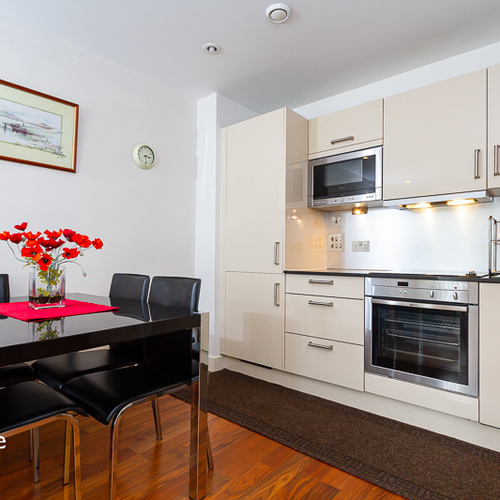 HAYES APARTMENTS CARDIFF CITY CENTRE FURNISHED TWO BEDROOM APARTMENT