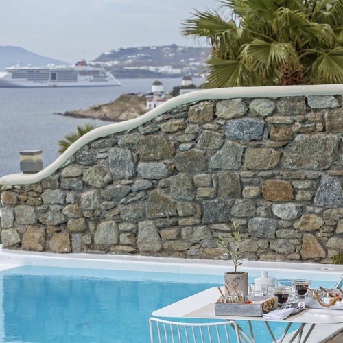 Bill & Coo Suites and Lounge