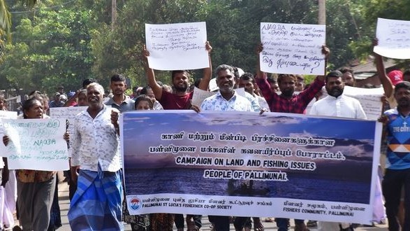 பள்ளிமுனை மீனவர்கள் கவனவீர்ப்பு போராட்டம்